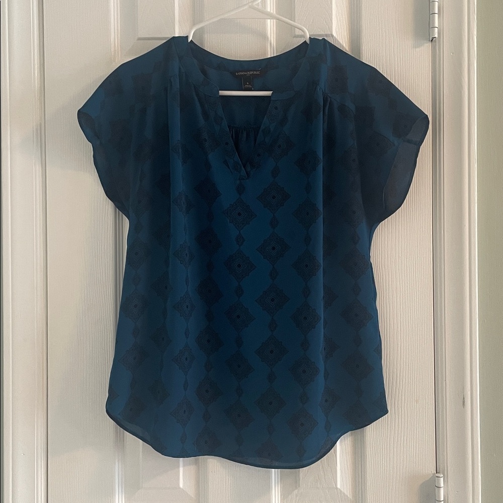 Banana Republic small printed top easy transitional piece from day to night.